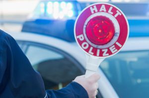 Die Polizei positionierte sich auf dem Parkplatz Hasenrain bei Vöhringen. (Symbolfoto)  Foto: © Racle Fotodesign – stock.adobe.com