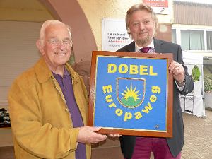 Friedrich Fausten (links), Präsident des Europa-Clubs Stuttgart,  und Bürgermeister Wolfgang Krieg    freuen sich auf die bevorstehenden Dobler Europatage.   Foto: Zoller Foto: Schwarzwälder-Bote
