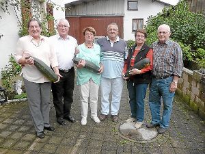 Sie züchten die größten Zucchinis in Kommingen. Von links: Rita und Robert Weber, Hilde und Berthold Sauter, Edda und Ewald Sauter.  Foto: Suttheimer Foto: Schwarzwälder-Bote