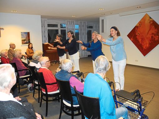 Die Tänzerinnen um Katrin Temme brachten die Bewohner des Hauses auf dem Wimberg in Bewegung.  Foto: Volaric Foto: Schwarzwälder Bote