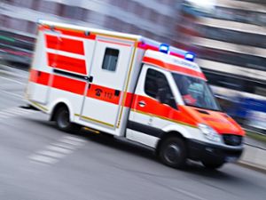 Medizinischer Notfall beim Fußballspiel in Heiningen. Foto: Nicolas Armer/Archiv/dpa