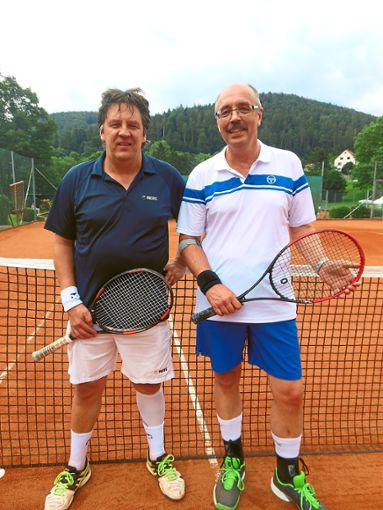 Michael Kocher (links), Ex-  Weltmeister der Herren 40, und sein  Gegner Torsten Liedtke.  Foto: Verein