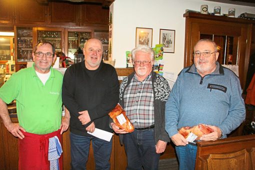 Tannenwirt Josef Ruf (von links) freut sich mit den Siegern  Bernd Schoch, Norbert Rabe  und Wilhelm Hummel.  Foto: Weis Foto: Schwarzwälder Bote