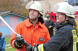 Am Kinderhaus Fantadu übten die Aktiven der Feuerwehr und des DRK-Ortsvereins Eutingen für den Ernstfall. Zum Artikel Foto: Feinler