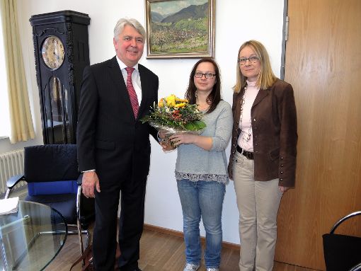 Bürgermeister Siegfried Scheffold und Sachgebietsleiterin Andrea Wimmer hießen die neue Tagesmutter Manuela D’Ambrosio (Mitte) mit einem Blumenstrauß willkommen.  Foto: Jehle