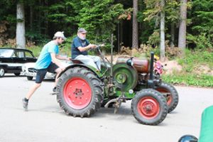 Auch in diesem Jahr haben es die Traktorfreunde  eilig, um zum Schützenhaus in Sommenhardt zu kommen. Foto: Kraushaar Foto: Schwarzwälder Bote