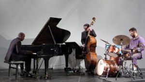 Danny Grissett (Piano), Joshua Ginsburg (Bass) und Francesco Ciniglio (Schlagzeug) stellten auch solistische Qualitäten unter Beweis. Foto: Maria Kosowska-Németh