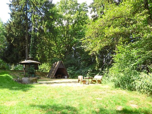 Mit Schutzhütte, Sitzbänken und einer Grillstelle ist der Waldrastplatz Pfingstbrunen ausgestattet.  Foto: Kopp