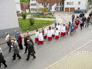 Die Altheimer Fronleichnams-Prozession führte Ministranten, Kirchengemeinderäte und Gottesdienstbesucher durchs Dorf zu vier schön gestalteten Stationen.  Foto: Karjoth