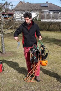 Magnus Jauch erläutert die Ausrüstung für die Seilklettertechnik, die es ermöglicht, auch  hohen Bäumen für deren Entwicklung Gutes zu tun. Foto: Schwarzwälder Bote