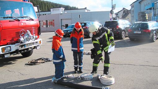 Das richtige Aufrollen eines Feuerwehrschlauches gehört zu den Prüfungsaufgaben.  Foto: Blessing Foto: Schwarzwälder Bote