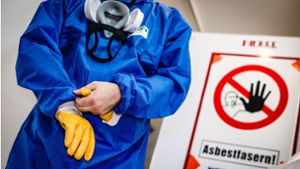 Overall, Atemschutzmaske, Handschuhe und dazu Schutzbrille: Komplettschutz ist ein Muss, warnt die Baugewerkschaft Foto: : IG BAU | Alireza Khalili