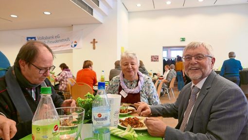 Dekan Werner Trick von der evangelischen Kirche (rechts) und seine Frau ließen sich gleich am ersten Tag  das Mittagessen in der Vesperkirche schmecken.    Foto: Günther