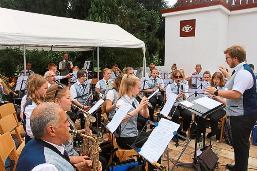 Der Musikverein Harmonie Schapbach gab unter Leitung von Dirigent Fabian Kiem ein Open-Air-Konzert auf der Alban-Terrasse.   Foto: Weis Foto: Schwarzwälder Bote