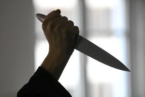 Mit einem Messer ging der junge Mann auf den 36-Jährigen und seine Lebensgefährtin los. (Symbolfoto) Foto: Maier