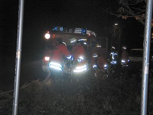 Die Feuerwehr Betra hatte sich ein sehr realistisches Szenario zur Nachtübung ausgesucht. Foto: Hellstern Foto: Schwarzwälder-Bote