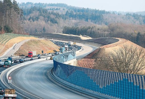 Staugefahr in den engen Spuren, aber nicht mehr lange: In rund drei Monaten soll der A8-Verkehr über die ganze Breite der Pfinztalbrücke bei Nöttingen und die sechsspurigen neuen Trassen fließen. Foto: sb