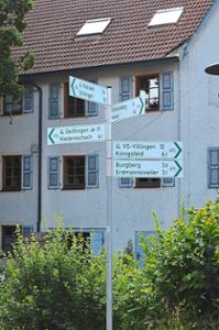 Damit sich Radfahrer besser orientieren können, wurden in der Fischbacher Ortsmitte diese neuen Radweg-Hinweisschilder installiert.   Foto: Bantle Foto: Schwarzwälder Bote