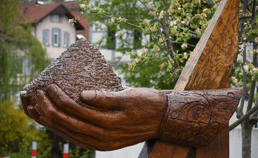 Dieses Holz-Kunstwerk symbolisiert die Horber Partnerstadt Salins-les-Bains.   Foto: Hopp Foto: Schwarzwälder-Bote