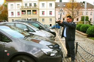 Tobias Kindermann hat in Hechingen viel Arbeit mit der Überprüfung des ruhenden Verkehrs. Foto: Huger