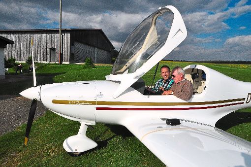 Fluglehrer Christoph Gründler  mit Max Kappler (rechts sitzend) im Ultraleichtflugzeug Dynamic. Foto: Schwark Foto: Schwarzwälder-Bote