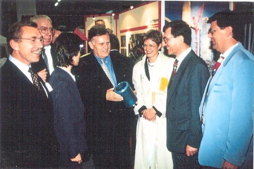 Ministerpräsident Erwin Teufel (Mitte) schaut sich 1997 auf der Gewerbeschau in Neuweiler um, wo ihn auch Landrat Hans-Werner Köblitz (links) begleitet.  Foto: Digitalarchiv Schabert Foto: Schwarzwälder Bote