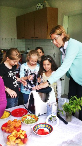Birgit Reinauer und die Burgfeldener Kita-Kinder wissen: Frisch Gemachtes ist lecker und gesund. Foto: Reinauer Foto: Schwarzwälder-Bote