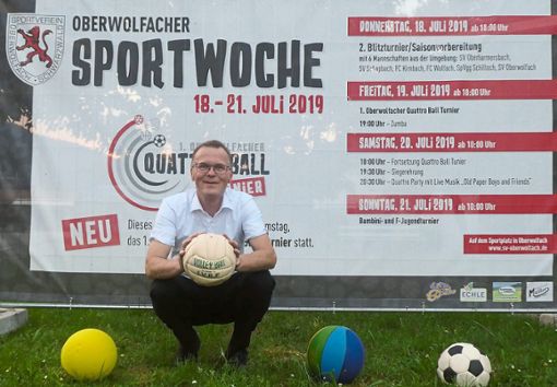 Der scheidende Präsident Otmar Fleig präsentiert die neu gestaltete Sportwoche. Foto: SVO Foto: Schwarzwälder Bote