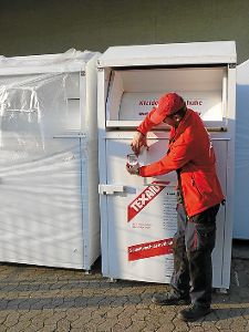 Im Landkreis Tuttlingen schon Realität: An Altkleidercontainern werden in Zusammenarbeit mit dem DRK Aufkleber angebracht, die zeigen, dass die Container angemeldet sind. Foto: Texaid Foto: Schwarzwälder-Bote