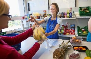 Mitarbeiterin Rusita Suilpaite verkauft Bananen in der Fildertafel in Filderstadt Foto: Lichtgut/Ines Rudel