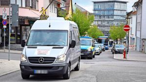 Zog die Blicke auf sich: Die Kolonne bestehend aus Polizeifahrzeugen und dem Bus der Deutschland-Tour bei der Streckenabfahrt in Villingen-Schwenningen, hier in der Schwenninger Innenstadt. Foto: Stadt VS/Christian Thiel