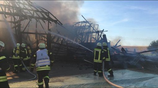 Bei einem Großbrand in einer Scheune und einem Bauernhaus auf den Buchhöfen in Horb-Nordstetten ist mutmaßlich ein Schaden von mindestens einer halben Million Euro entstanden. Foto: Lück
