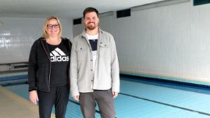 Anja Schröder und Tobias Schucker sind die neuen Schwimmlehrer an der Lichtensteinschule – und freuen sich darauf, dass bald wieder Leben in das bislang verwaiste Lehrschwimmbecken zurückkehrt. Foto: Zimmermann