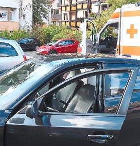 Am Mittwochnachmittag hat ein Mann in Schramberg (Kreis Rottweil) aus Versehen seine Mutter und seinen dreijährigen Bruder in einem Auto eingeschlossen. Die Tür konnte nur mit Gewalt geöffnet werden. Foto: Wegner