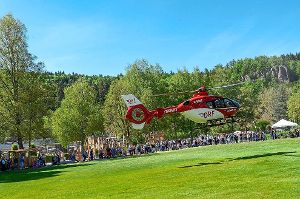 Kein Spaß: Weil ein Kind sich verletzt hatte, landete ein Helikopter auf der Schweizer Wiese.  Foto: Udo Zink
