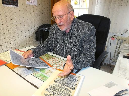 Stadtarchivar Jürgen Rauser zeigt Exponate zu 400 Jahren Deutsche Schrift. Foto: Stocker Foto: Schwarzwälder-Bote