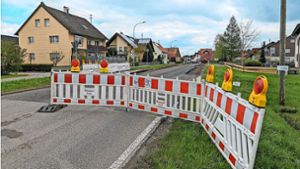 Die Straße ist gesperrt – die Bauarbeiten an der Ortsdurchfahrt Heiligenbronn laufen. Foto: Niklas Ortmann