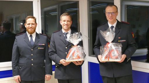 Beförderung bei der Feuerwehrabteilung Dornhan: Abteilungskommandant Christoph Eckerle (links) freut sich mit Björn Burkhardt (Mitte) und Daniel Bäuerle, die den Lehrgang zum Gruppenführer absolviert haben. Foto: Stöhr