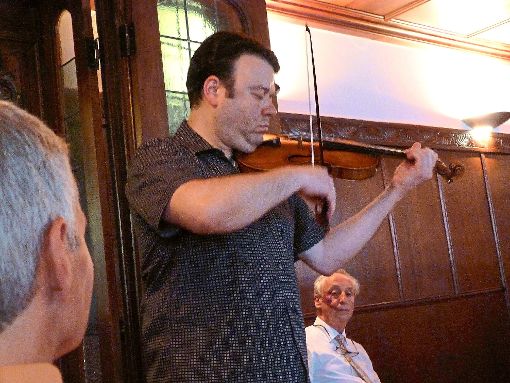 Vadim Gluzmann spielte in der Alten Post auf einer Stradivari eine bachsche Sarabande.  Foto: Kosowska-Németh Foto: Schwarzwälder-Bote