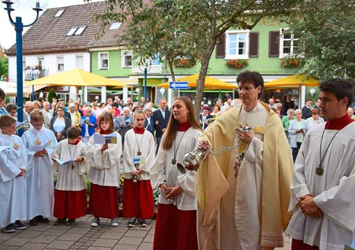 Zahlreiche Katholiken beteiligten sich in Bad Dürrheim an der Messfeier und der anschließenden Prozession zu Fronleichnam. Foto: Kaletta