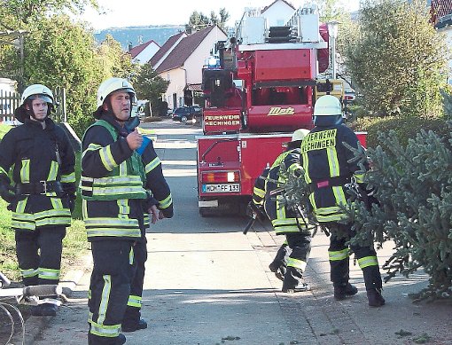 Die Feuerwehr-Abteilung Boll hatte es bei ihrer Hauptübung mit einer besonders anspruchsvollen Situation zu tun.  Foto: Maute Foto: Schwarzwälder-Bote
