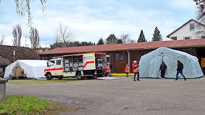 Bereits am Nachmittag bereiteten Helfer Zelte für die von der Räumung Betroffenen vor. Übernachtungsmöglichkeiten wurden dann aber in Altburg geschaffen. Foto: Steffi Stocker