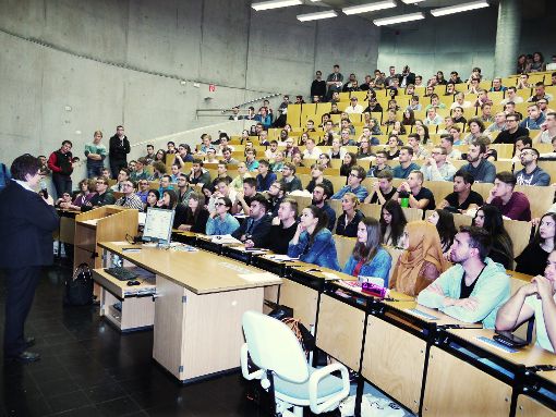 437 Erstsemesterstudenten hat Rektorin Ingeborg Mühldorfer am Montag an der Hochschule in Albstadt begrüßt.  Foto: Eyrich