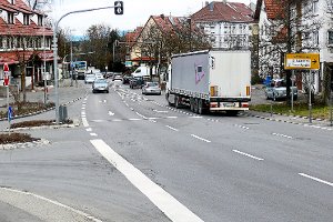 Fahrzeug an Fahrzeug: Die Schömberger Ortsdurchfahrt ist stark befahren, entsprechend hoch ist die Belastung der Anlieger. Foto: Visel
