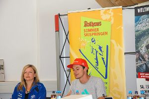 Mannschaftsolympiasieger Andreas Wank, der schon lange  in Hinterzarten wohnt, und Tanja Metzler, die Skiclubvorsitzende, freuen sich auf die Skisprungelite und die Fans beim Sommerskispringen. Foto: Kerdraon Foto: Schwarzwälder-Bote