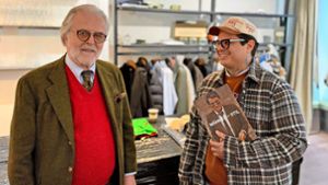 Kurt Schiemann besucht seinen Nachfolger im Freiburger Modeladen