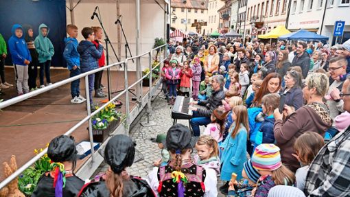Der Auftritt der „Schmider“-Chöre der Herlinsbachschule entpuppte sich beim Familiensonntag als Publikumsmagnet. Foto: Dorn