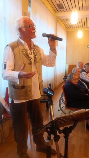 Der Musiker präsentiert Volkslieder. Foto: Spittel Foto: Schwarzwälder Bote