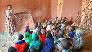Unterricht in Muguruka (Tansania): Als Schultafel dient ein altes Blech, Schulmöbel gibt es keine. Foto: Ndanshau