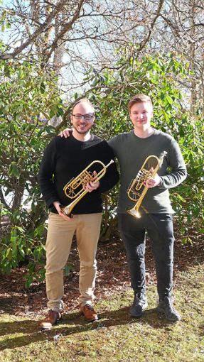 Lehrer Christian Pöndl (links) und Hagen Rauscher teilen die gleiche Leidenschaft: Trompete spielen.  Foto: Günther Foto: Schwarzwälder Bote